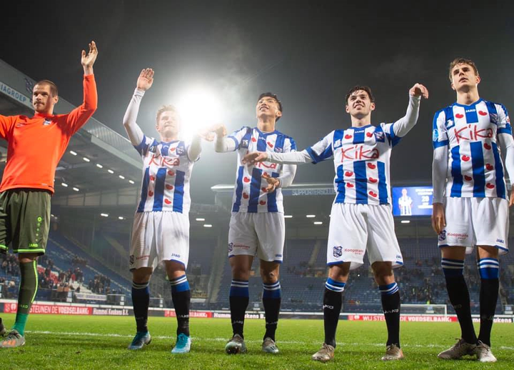 Văn Hậu ngồi ngoài, Heerenveen suýt thua trên sân nhà - 1
