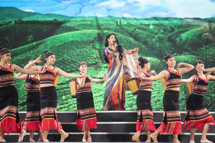 Vừa về nước, Lương Thùy Linh miệt mài chạy show cùng Đỗ Mỹ Linh - 6