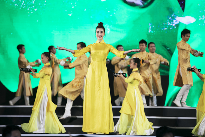 Vừa về nước, Lương Thùy Linh miệt mài chạy show cùng Đỗ Mỹ Linh - 9