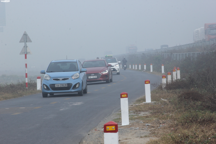 Dân bất an khi ô tô đua nhau lao vào đường dân sinh ven cao tốc Pháp Vân - Cầu Giẽ - 1