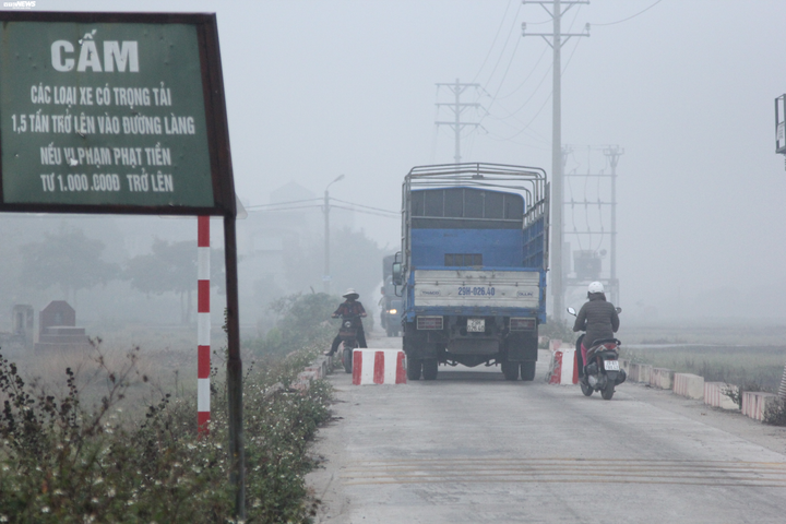 Dân bất an khi ô tô đua nhau lao vào đường dân sinh ven cao tốc Pháp Vân - Cầu Giẽ - 10