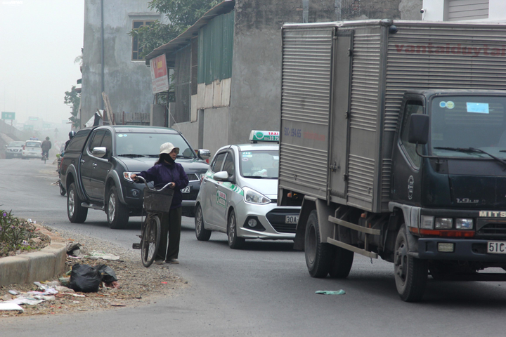 Dân bất an khi ô tô đua nhau lao vào đường dân sinh ven cao tốc Pháp Vân - Cầu Giẽ - 6