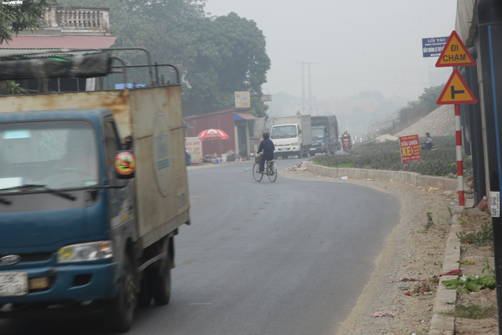 Dân bất an khi ô tô đua nhau lao vào đường dân sinh ven cao tốc Pháp Vân - Cầu Giẽ - 7