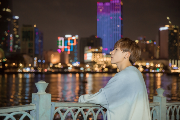 Chủ nhân hit ‘Là bạn không thể yêu’ của Lou Hoàng bất ngờ lấn sân ca hát - 1