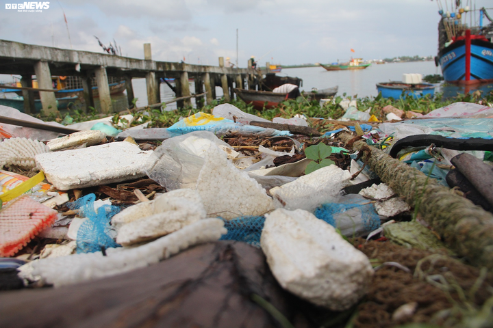 Rác ngập ngụa kéo dài cả cây số ở hạ nguồn Thu Bồn - 5