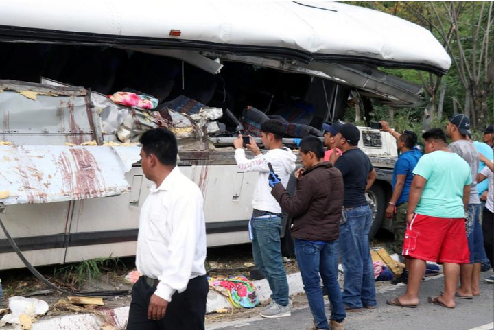 Guatemala: Xe buýt va chạm xe tải, ít nhất 21 người chết - 3