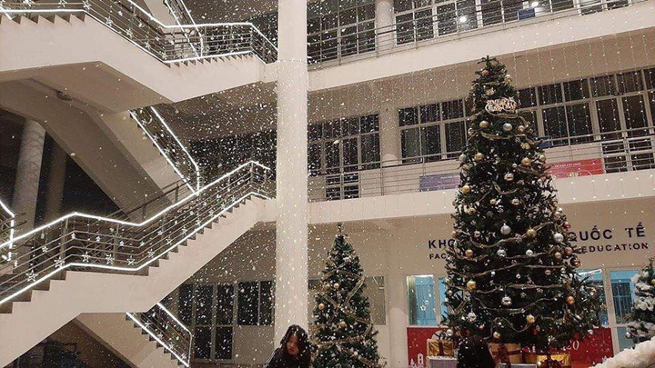 Ảnh: Mê mẩn trước khung cảnh Giáng sinh lung linh ở nhiều đại học - 7