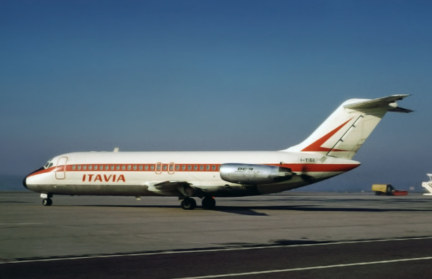 Máy bay rơi từ độ cao 10.000 m, nữ tiếp viên thoát chết thần kỳ - 6