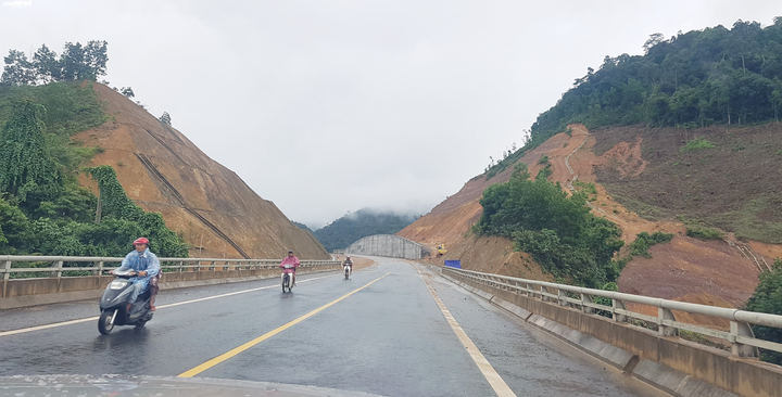 Tài xế vẫn chạy ‘chui’ trên cao tốc đang thi công, Đà Nẵng chỉ đạo khẩn - 2