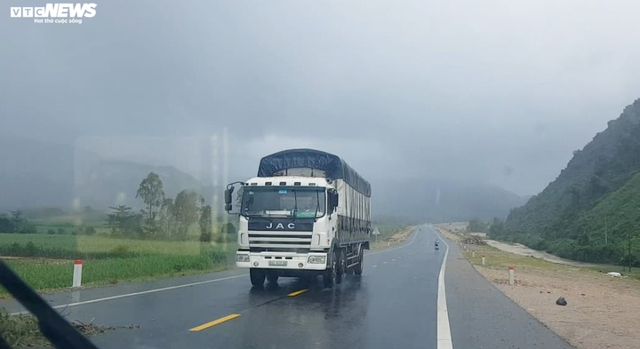 Tài xế vẫn chạy ‘chui’ trên cao tốc đang thi công, Đà Nẵng chỉ đạo khẩn - 1