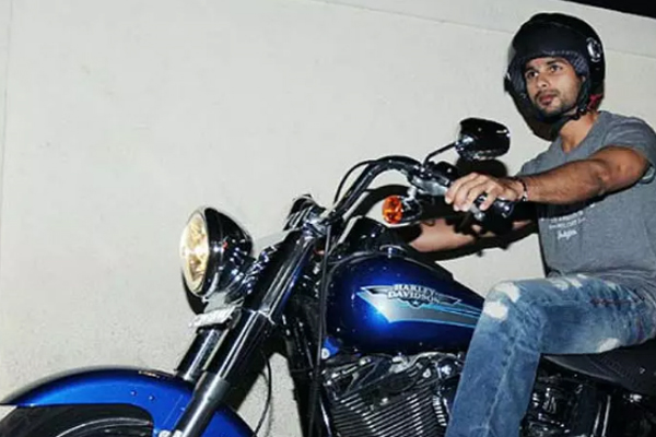 Loạt mô tô Harley Davidson hầm hố của dàn sao Ấn Độ - 2