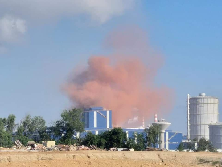 Nhà máy thép Hòa Phát Dung Quất phun khói đỏ, người dân lo lắng - 1