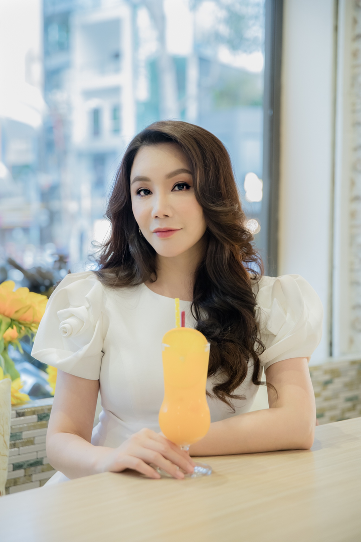 Hồ Quỳnh Hương nhận giải thưởng từ Hội kỷ lục gia Việt Nam - 1