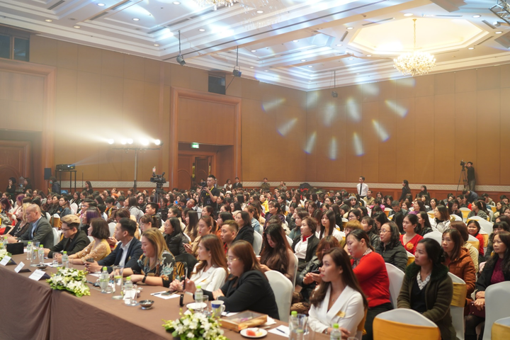 Nghệ sĩ Việt hào hứng trải nghiệm dịch vụ phun xăm phong cách Hoàng gia - 2