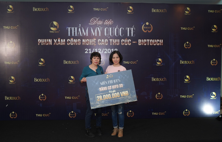 Nghệ sĩ Việt hào hứng trải nghiệm dịch vụ phun xăm phong cách Hoàng gia - 5