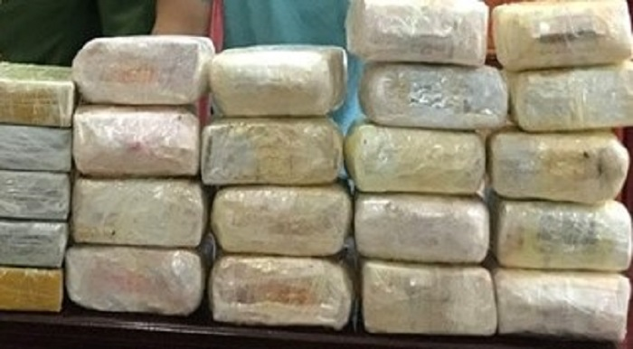 Vây bắt hai người Lào vận chuyển trái phép 30 bánh heroin và 18kg ma túy đá - 1