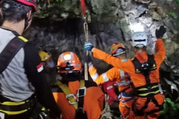 Tới hang thám hiểm bất ngờ gặp lũ, 3 sinh viên thiệt mạng - 1