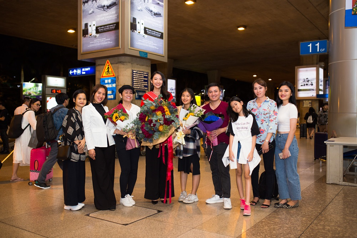 Thanh Khoa rạng rỡ về Việt Nam sau khi đăng quang Hoa hậu Sinh viên Thế giới 2019 - 1