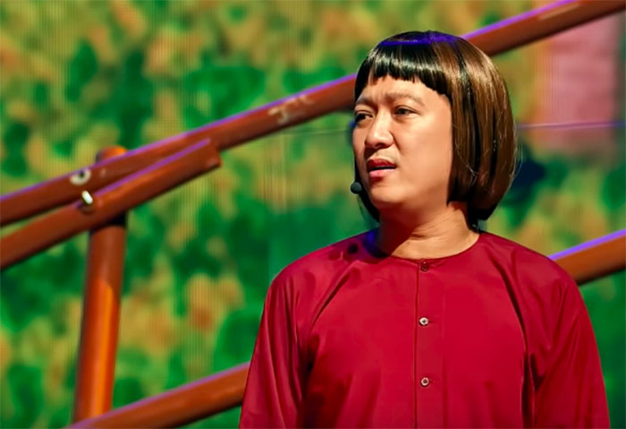 Trường Giang tái mặt khi được Phi Nhung ôm hôn trước hàng nghìn khán giả - 1