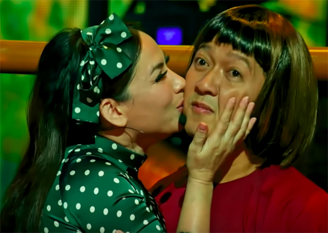 Trường Giang tái mặt khi được Phi Nhung ôm hôn trước hàng nghìn khán giả - 2