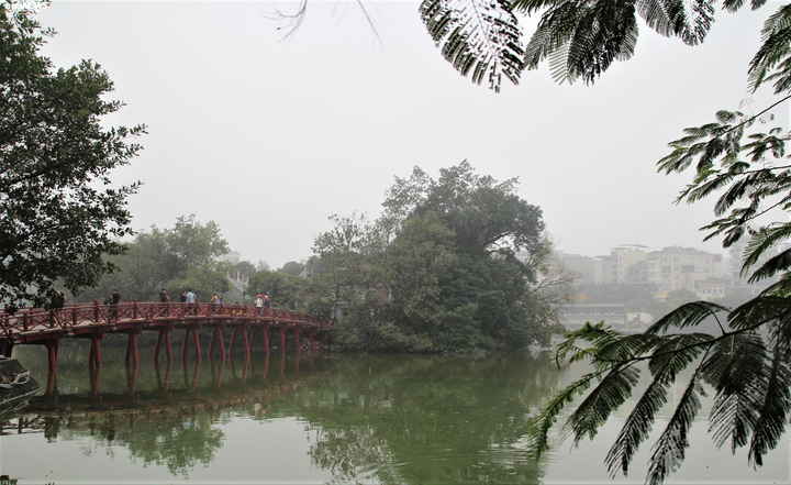 Sương mù dày đặc phủ kín phố phường, Hà Nội mờ ảo như ở châu Âu - 8