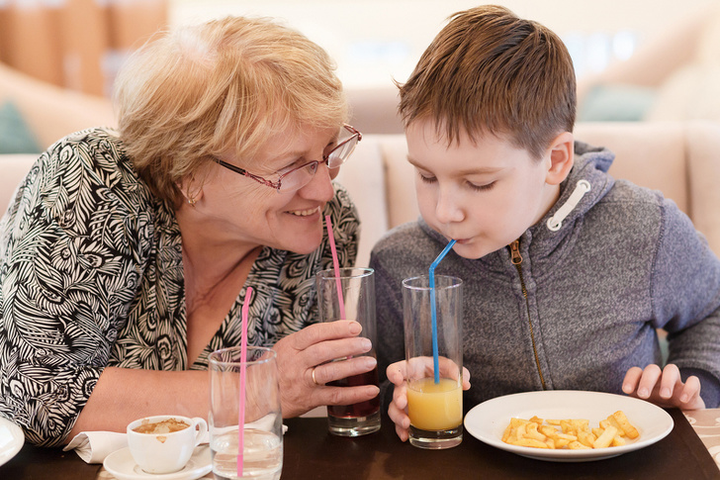 Những ảnh hưởng tiêu cực khi để ông bà chăm cháu quá nhiều - 1