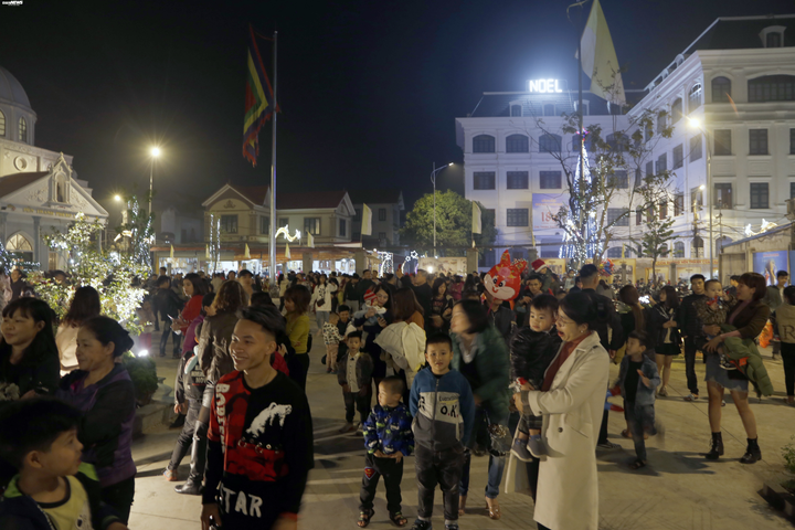 Người Hà Nội 'đổi gió', kéo ra ngoại thành đón Giáng sinh - 5