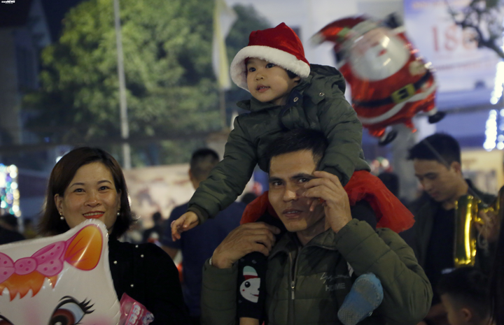 Người Hà Nội 'đổi gió', kéo ra ngoại thành đón Giáng sinh - 4