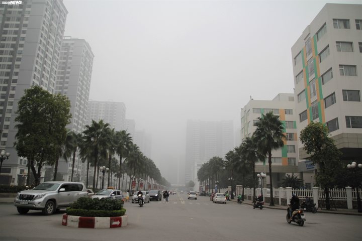 Sương mù dày đặc phủ kín phố phường, Hà Nội mờ ảo như ở châu Âu - 3
