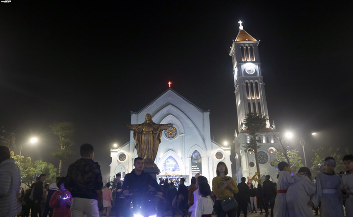 Người Hà Nội 'đổi gió', kéo ra ngoại thành đón Giáng sinh - 1