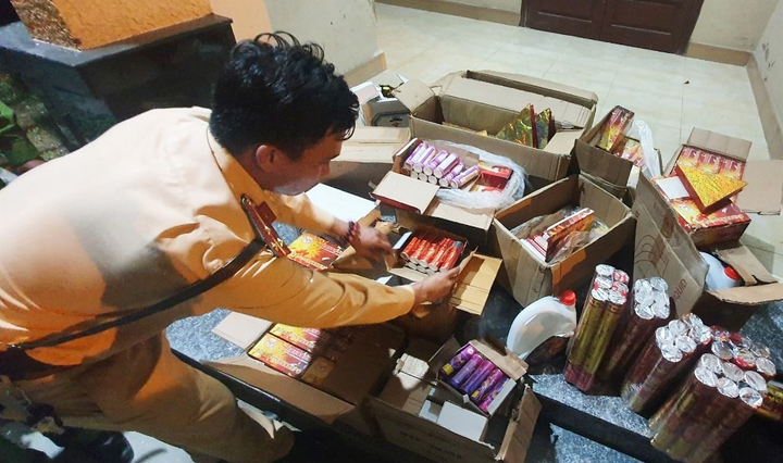 Bị công an 'tóm' vì rượu, pháo lậu làm lệch cả xe tải - 1