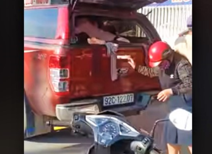 Sự thật 'đại gia' tranh quần áo từ thiện với dân nghèo ở Đà Nẵng - 2