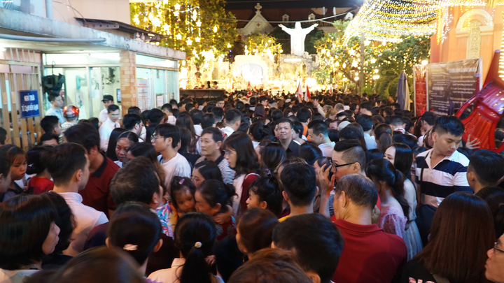 Ảnh: Đường phố TP.HCM kẹt cứng đêm Giáng sinh - 13