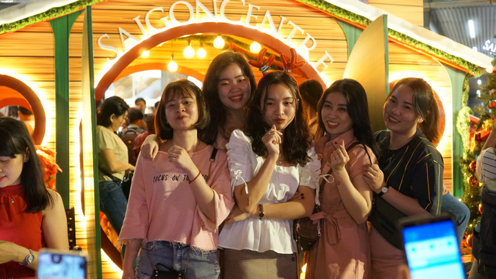 Ảnh: Đường phố TP.HCM kẹt cứng đêm Giáng sinh - 4