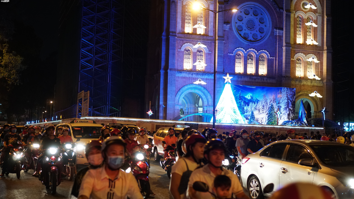 Ảnh: Đường phố TP.HCM kẹt cứng đêm Giáng sinh - 3