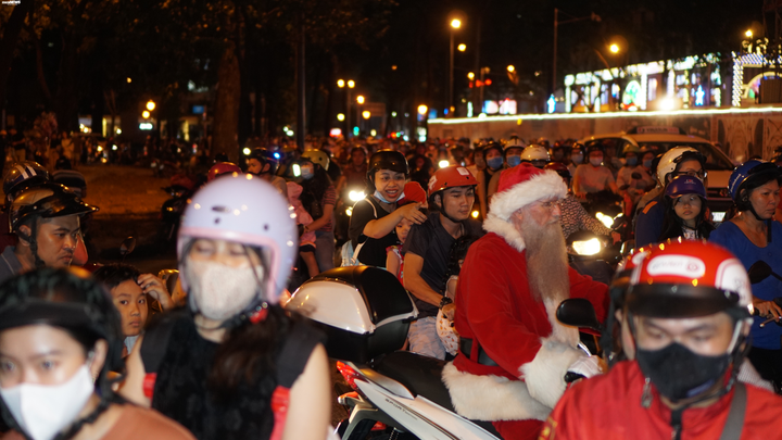 Ảnh: Đường phố TP.HCM kẹt cứng đêm Giáng sinh - 11