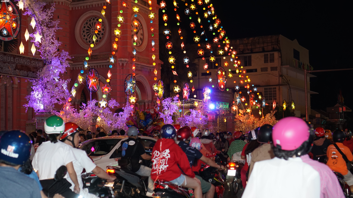 Ảnh: Đường phố TP.HCM kẹt cứng đêm Giáng sinh - 7