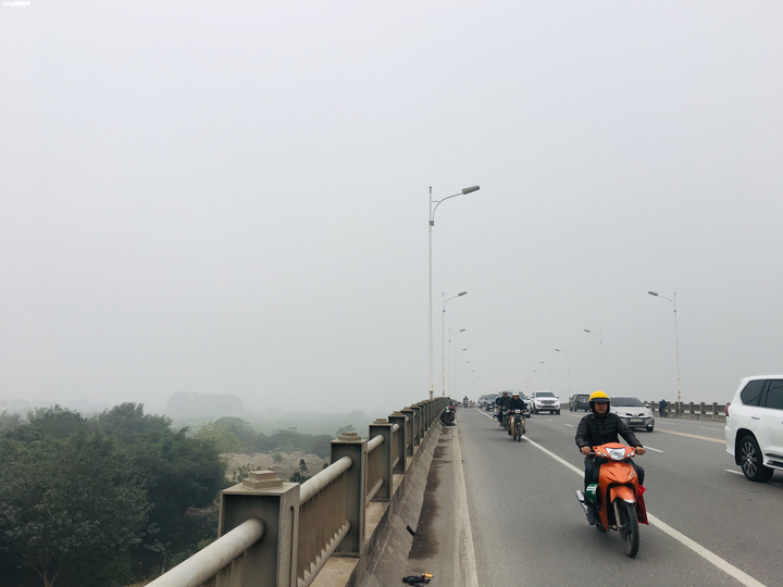 Sương mù dày đặc phủ kín phố phường, Hà Nội mờ ảo như ở châu Âu - 6