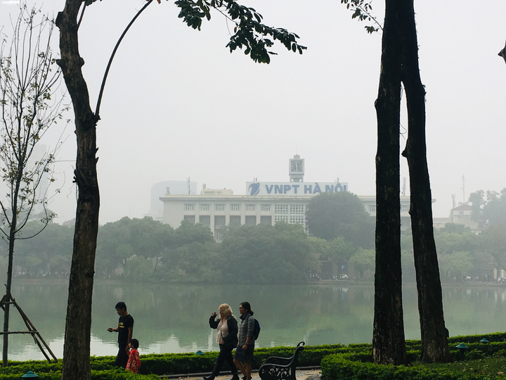 Sương mù dày đặc phủ kín phố phường, Hà Nội mờ ảo như ở châu Âu - 12