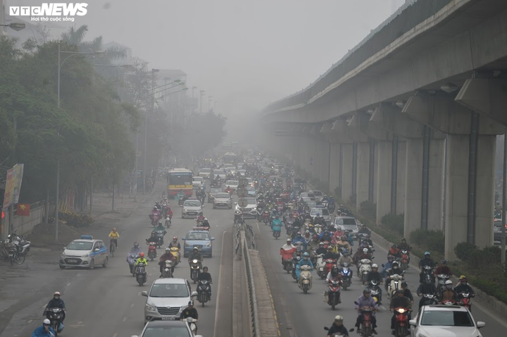 Trời Hà Nội mù mịt, không khí ở top 6 ô nhiễm thế giới - 4