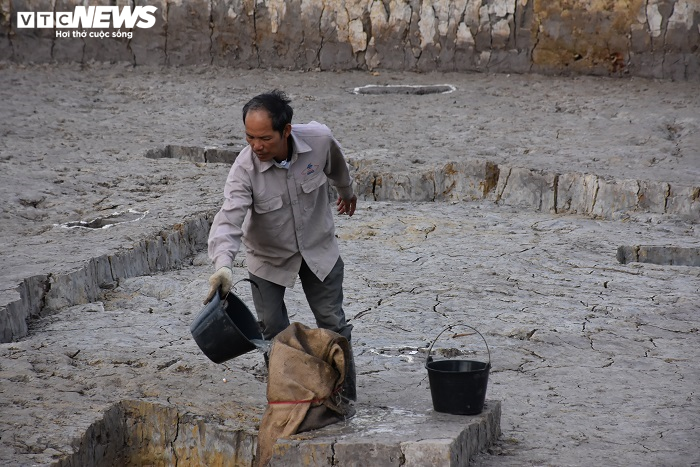 Ảnh: Hàng nghìn người đổ về tham quan bãi cọc gần nghìn năm tuổi vừa phát lộ - 4