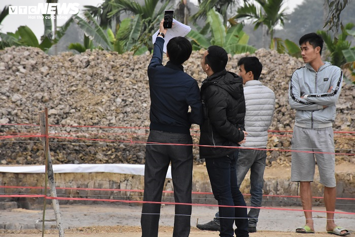 Ảnh: Hàng nghìn người đổ về tham quan bãi cọc gần nghìn năm tuổi vừa phát lộ - 14