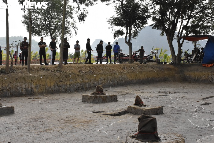 Ảnh: Hàng nghìn người đổ về tham quan bãi cọc gần nghìn năm tuổi vừa phát lộ - 3