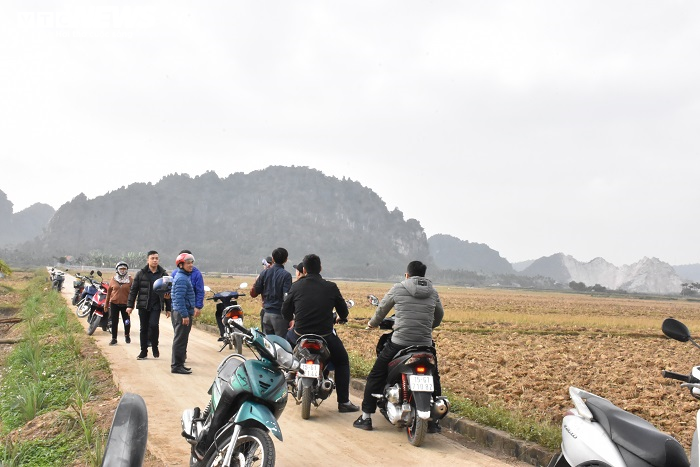 Ảnh: Hàng nghìn người đổ về tham quan bãi cọc gần nghìn năm tuổi vừa phát lộ - 13