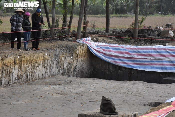 Ảnh: Hàng nghìn người đổ về tham quan bãi cọc gần nghìn năm tuổi vừa phát lộ - 10