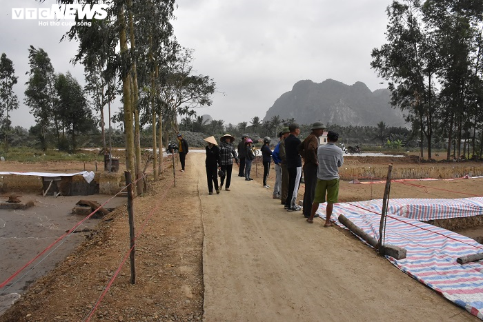 Ảnh: Hàng nghìn người đổ về tham quan bãi cọc gần nghìn năm tuổi vừa phát lộ - 5