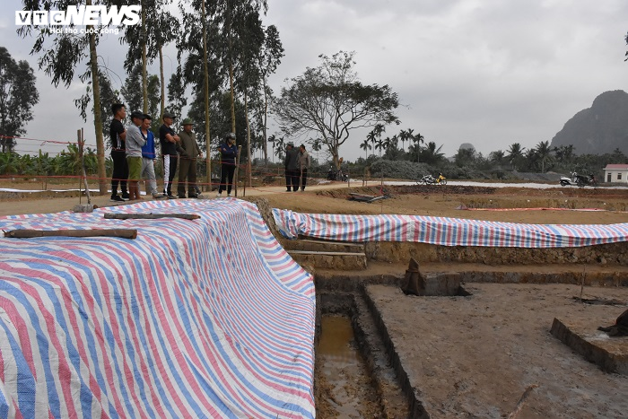 Ảnh: Hàng nghìn người đổ về tham quan bãi cọc gần nghìn năm tuổi vừa phát lộ - 2