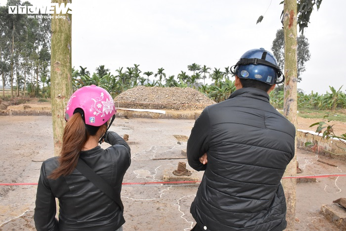 Ảnh: Hàng nghìn người đổ về tham quan bãi cọc gần nghìn năm tuổi vừa phát lộ - 12