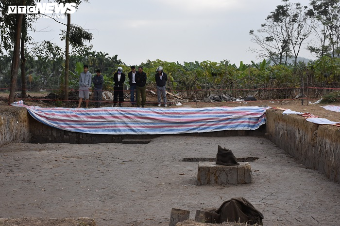 Ảnh: Hàng nghìn người đổ về tham quan bãi cọc gần nghìn năm tuổi vừa phát lộ - 7