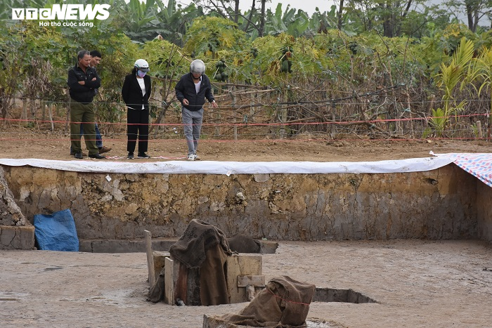 Ảnh: Hàng nghìn người đổ về tham quan bãi cọc gần nghìn năm tuổi vừa phát lộ - 1